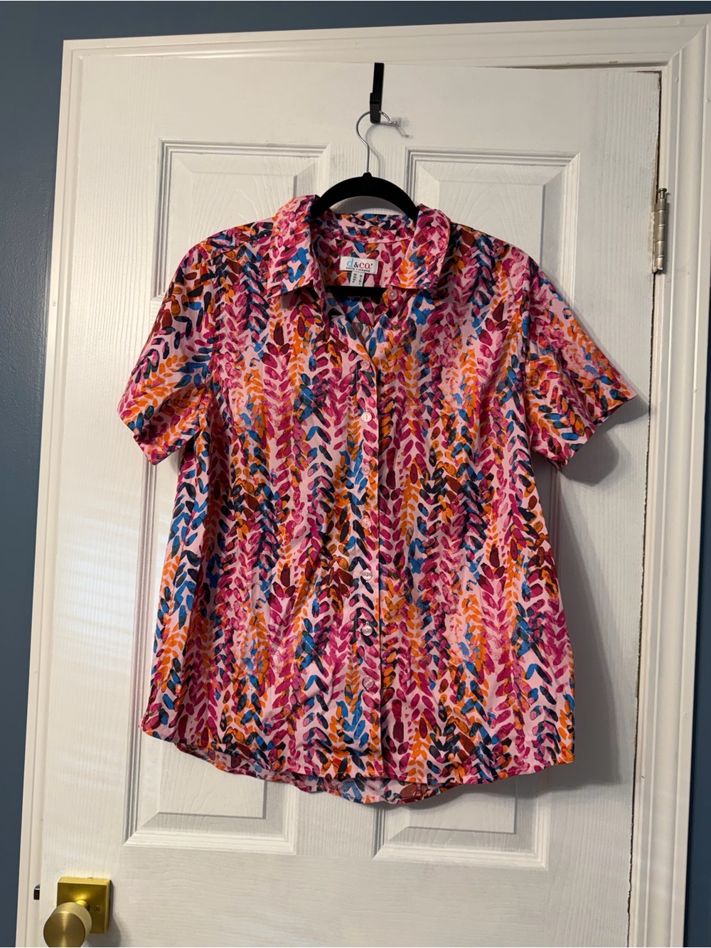 D&co pink patterned button up shirt size medium